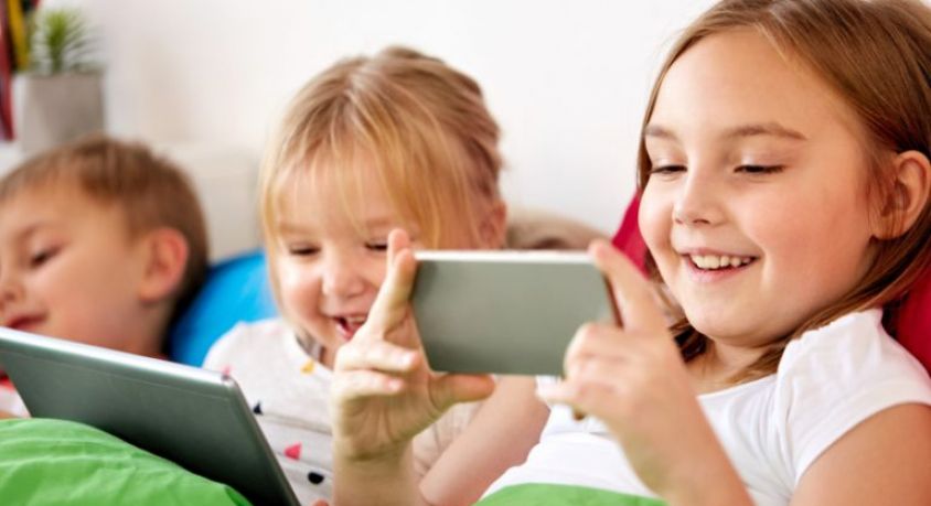 Ngăn trẻ học cái xấu trên YouTube: Cần giáo dục về kỹ năng an toàn số