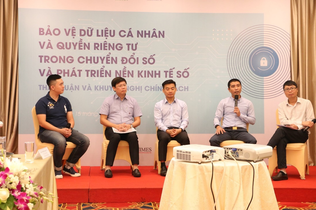 Có thể là hình ảnh về 5 người